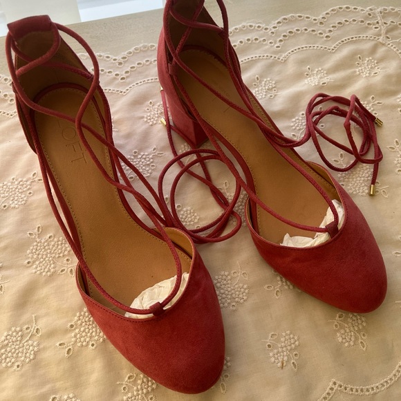 Ann Taylor Loft coral suede lace-up ankle strap block heel pump, size 7 - Picture 3 of 7